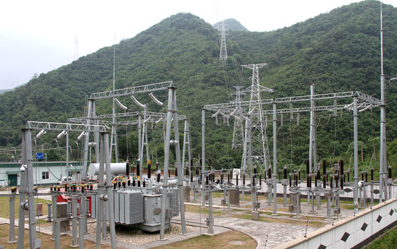 電力鐵塔與高壓線 現代電網的脊梁與呼吸
